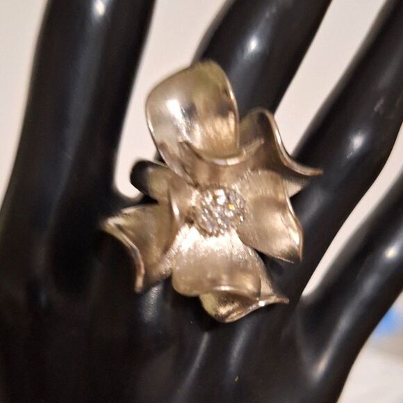 A Women's Premier Designs Silver Tone Floral Ring Elegant High Relief Rhinestone - Picture 2 of 6